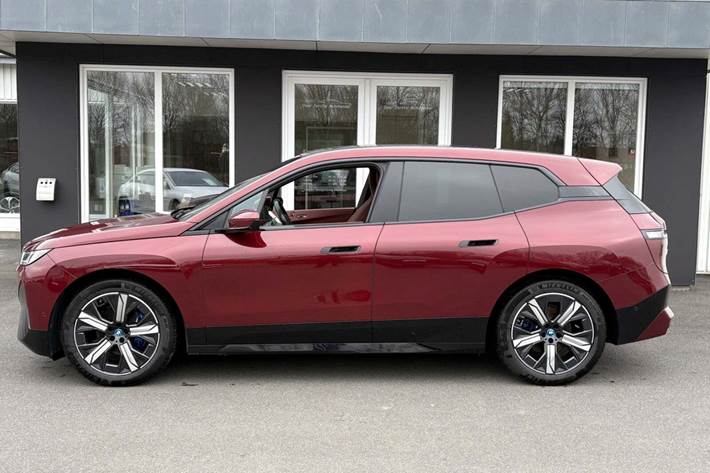 Grå BMW iX fra 2021