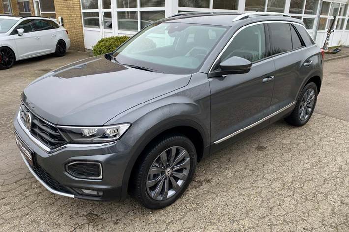 Grå VW T-Roc fra 2020 set udefra