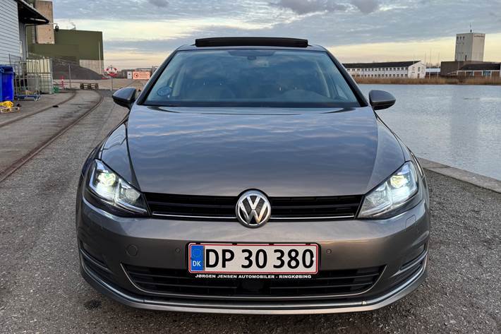 Grå VW Golf fra 2013