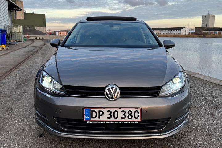 Grå VW Golf fra 2013