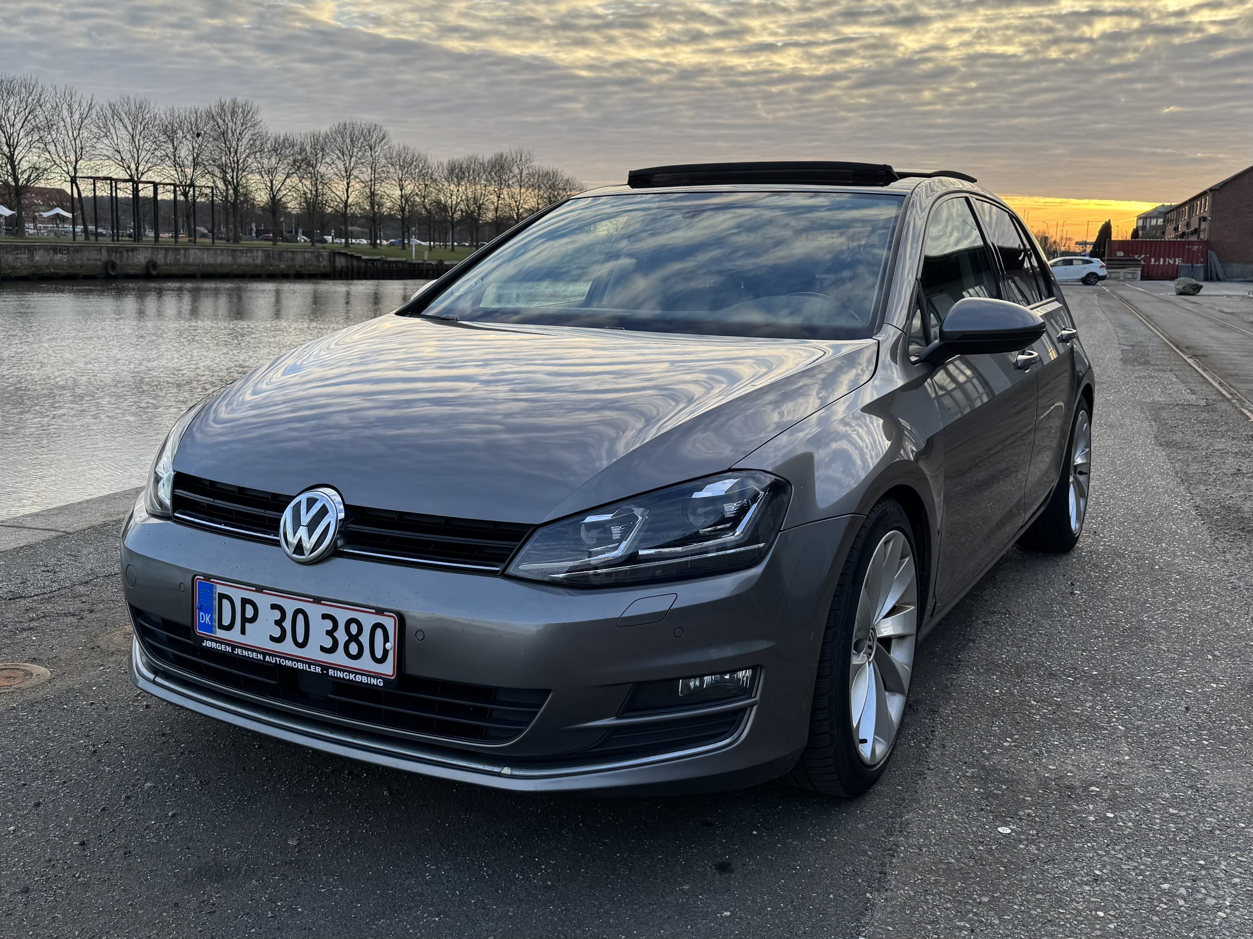 Grå VW Golf fra 2013