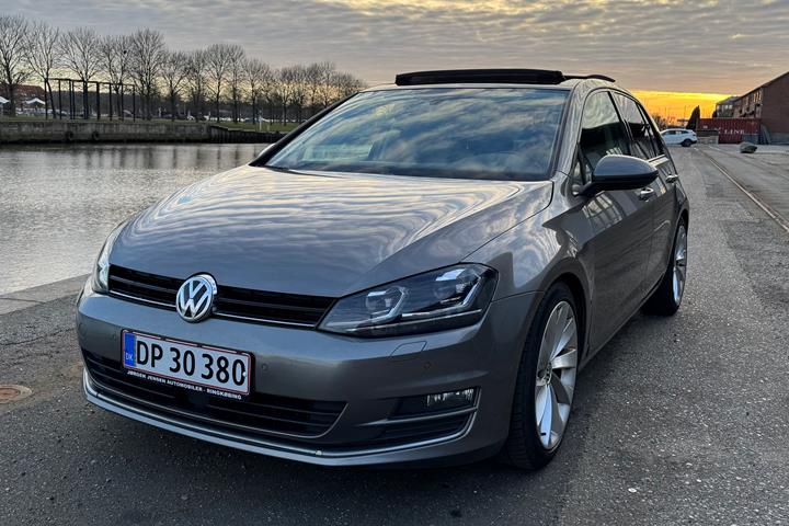 Grå VW Golf fra 2013