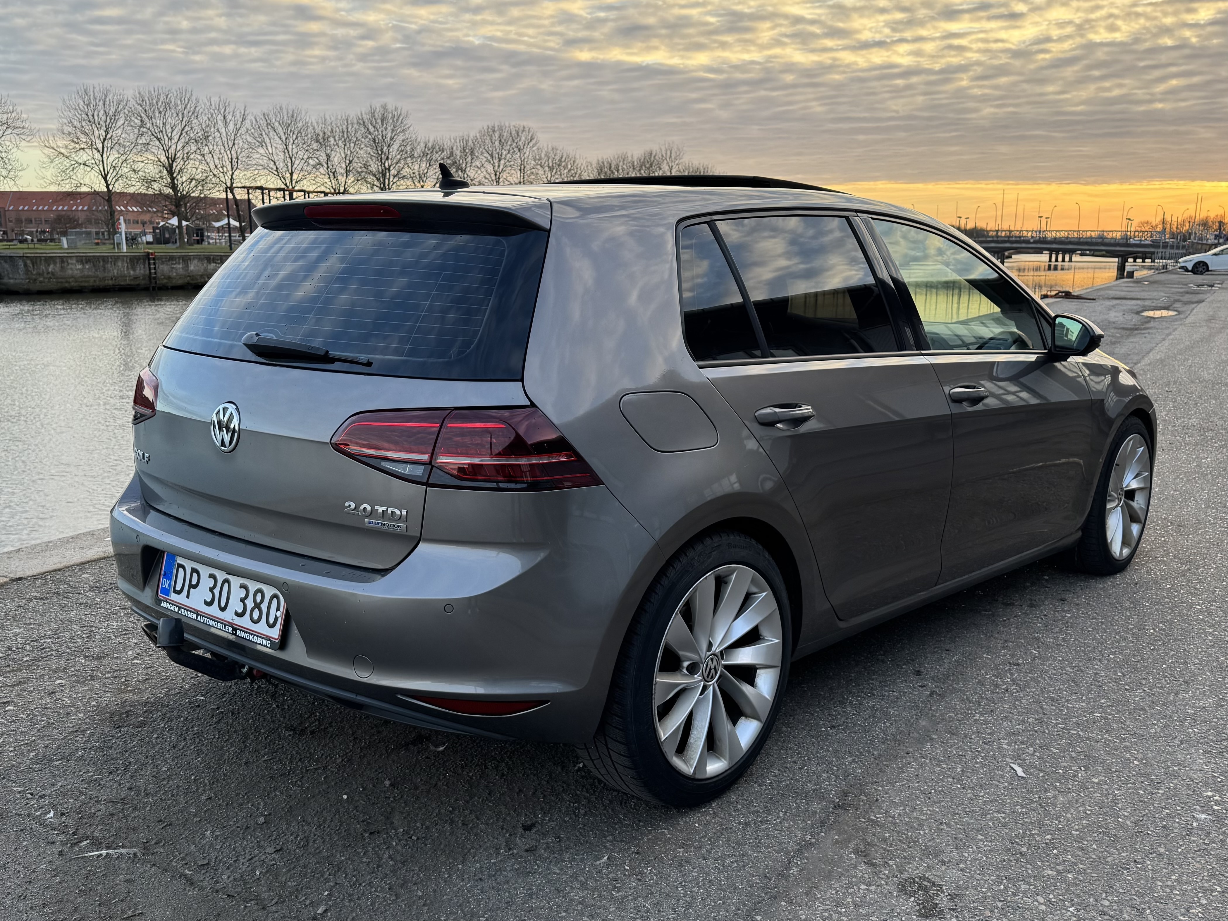 Grå VW Golf fra 2013