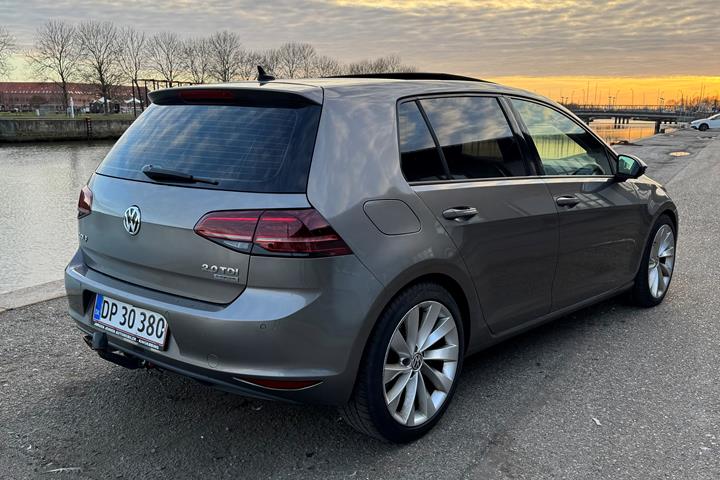 Grå VW Golf fra 2013