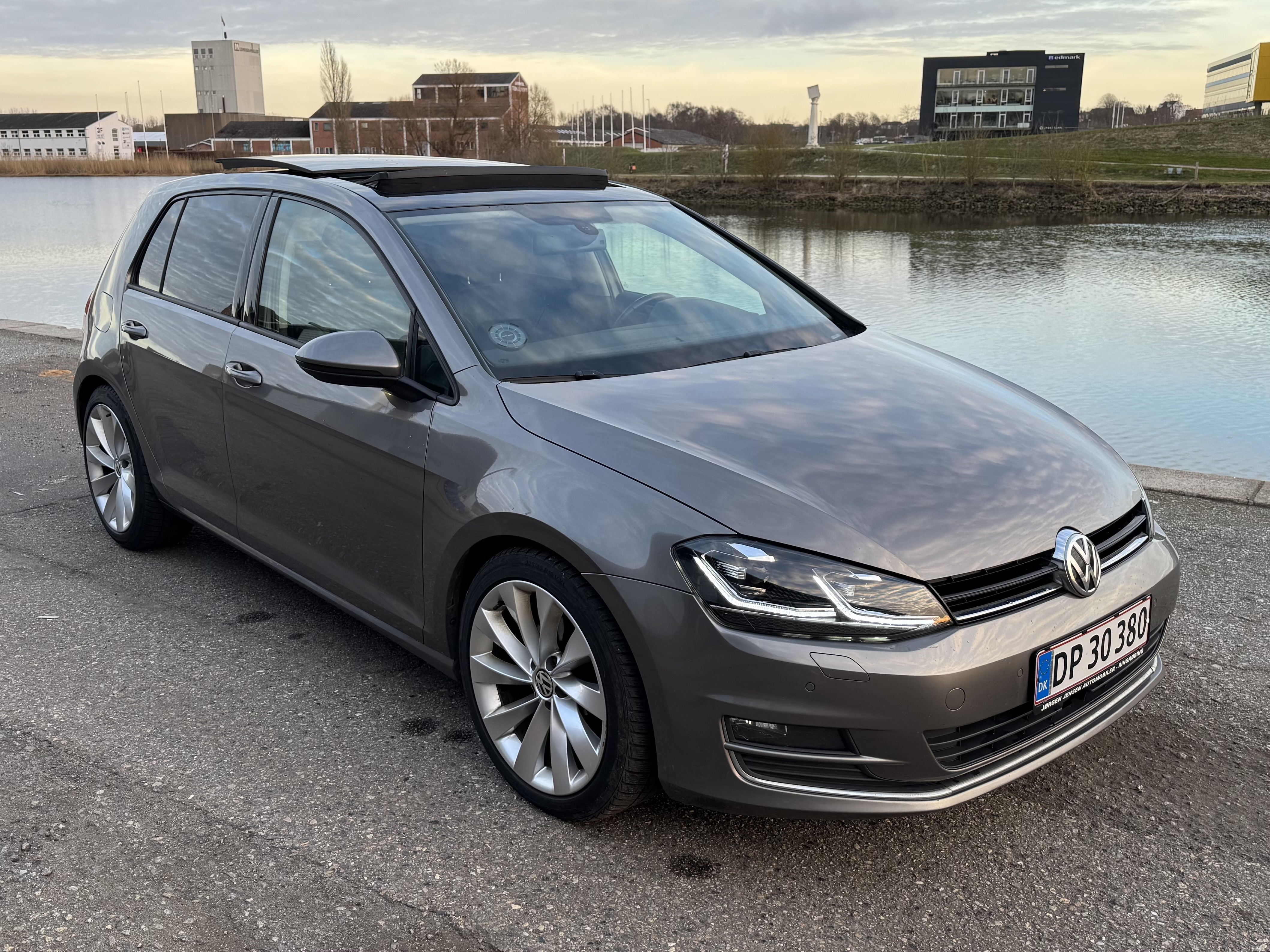 Grå VW Golf fra 2013