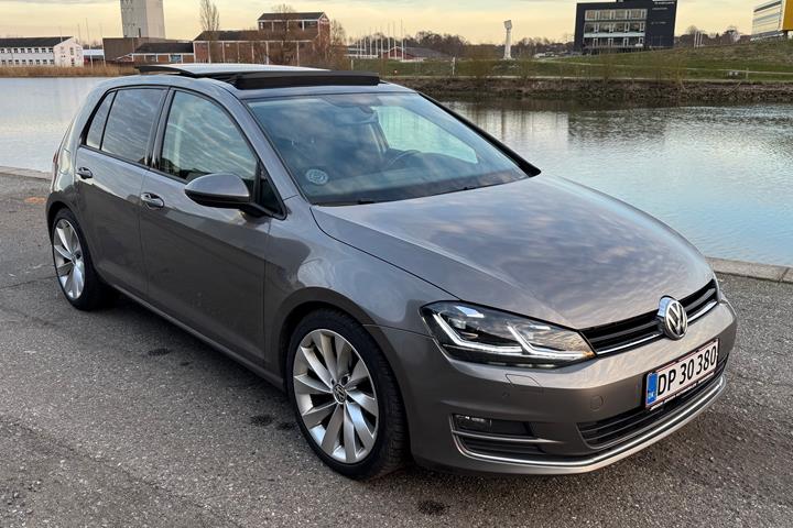Grå VW Golf fra 2013
