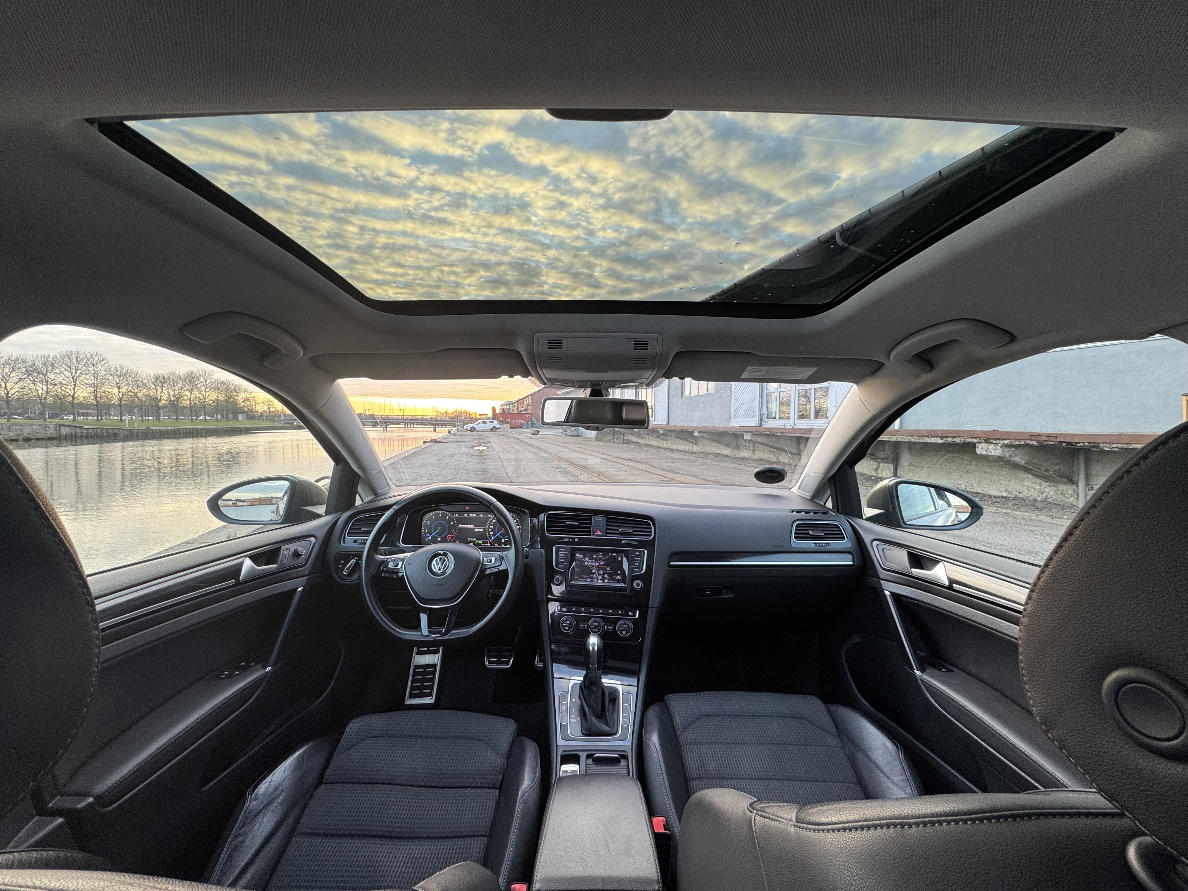 Grå VW Golf fra 2013