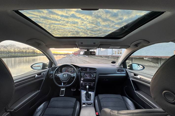 Grå VW Golf fra 2013