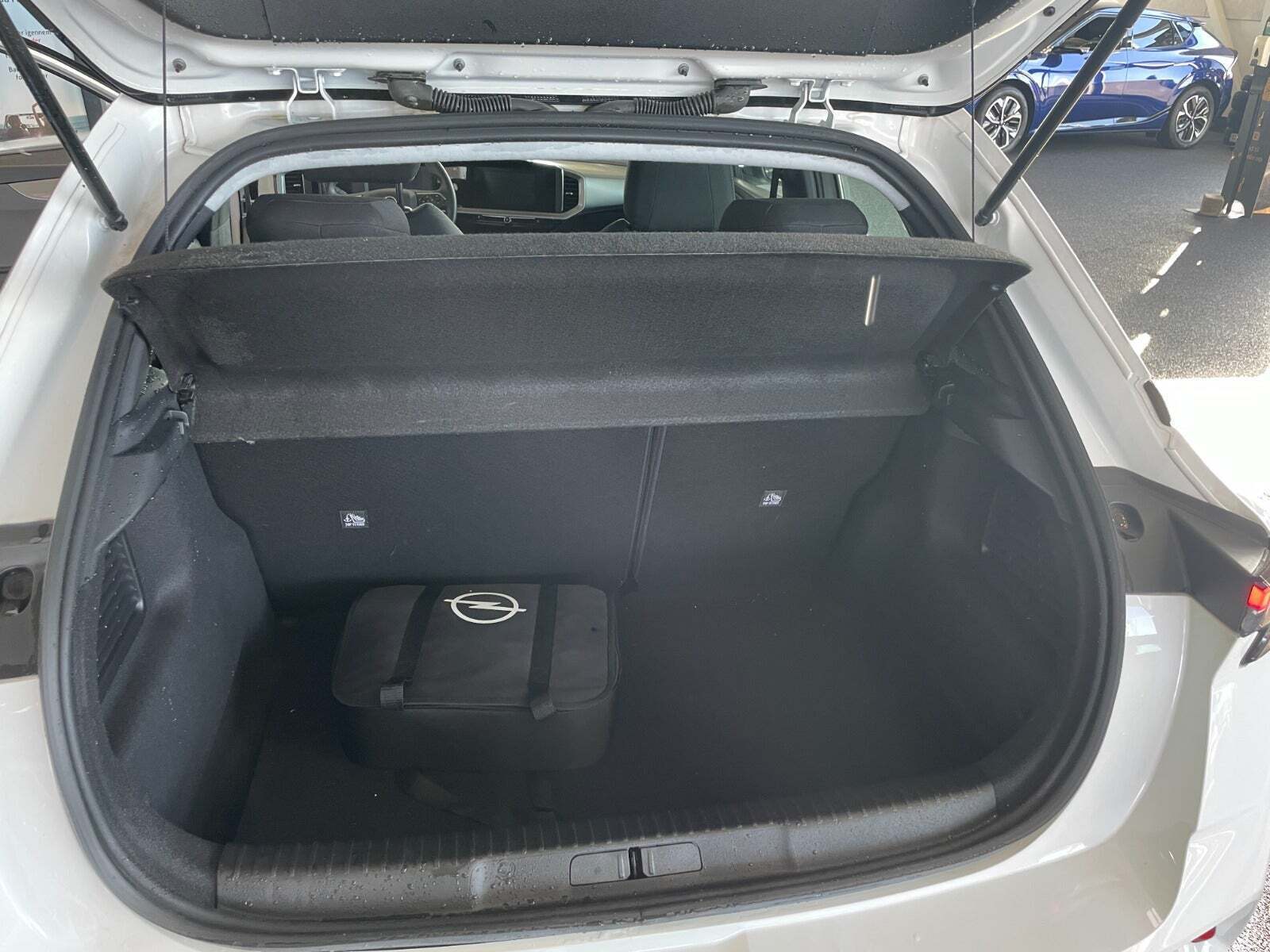 Hvid Opel Mokka-e fra 2023