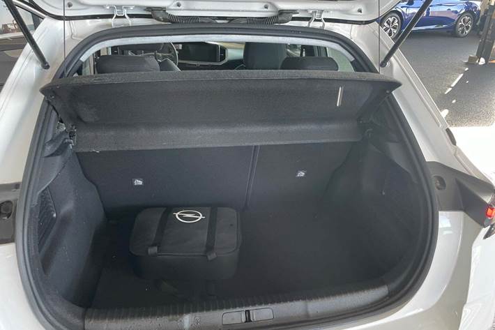 Hvid Opel Mokka-e fra 2023