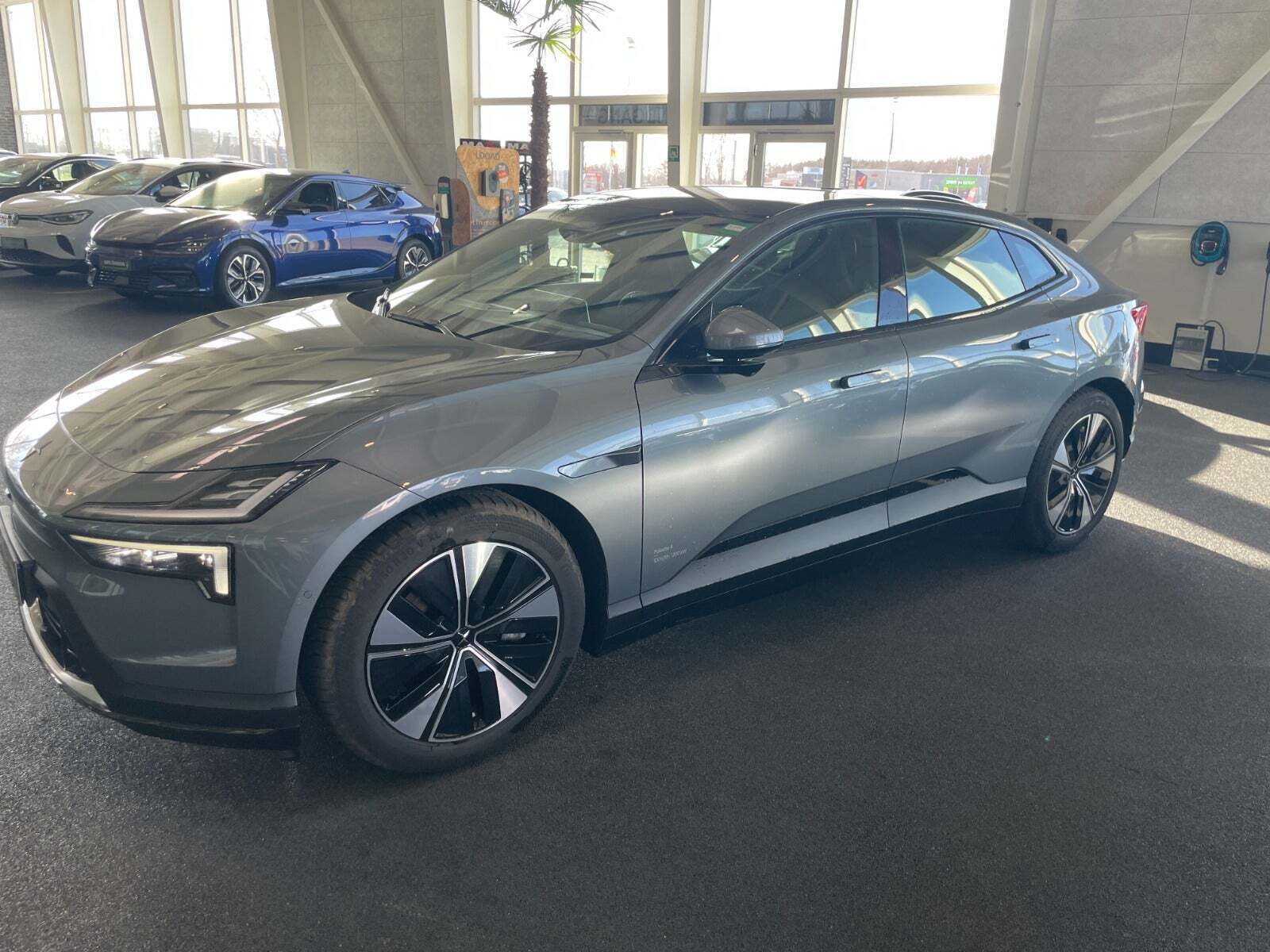 Grå Polestar 4 fra 2024