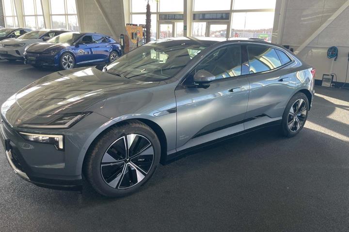 Grå Polestar 4 fra 2024