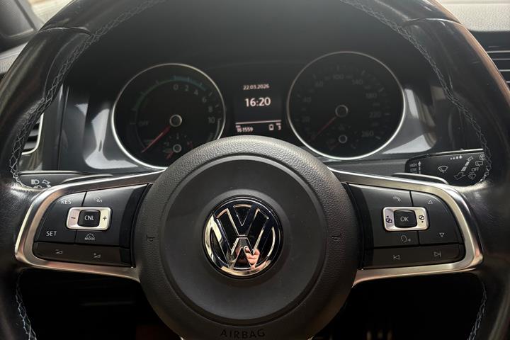 Sølv VW Golf VII fra 2016