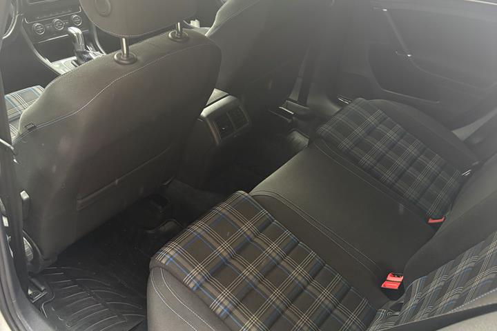 Sølv VW Golf VII fra 2016