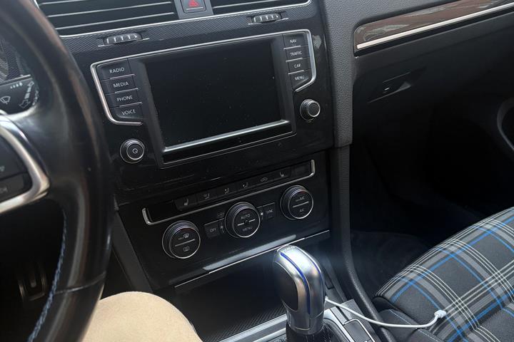 Sølv VW Golf VII fra 2016