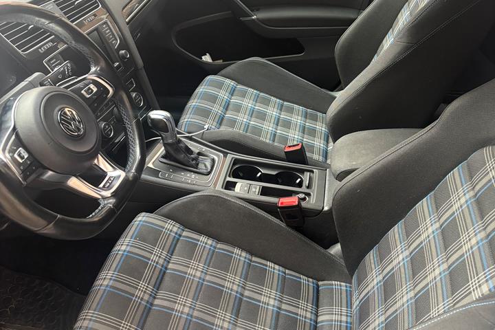 Sølv VW Golf VII fra 2016