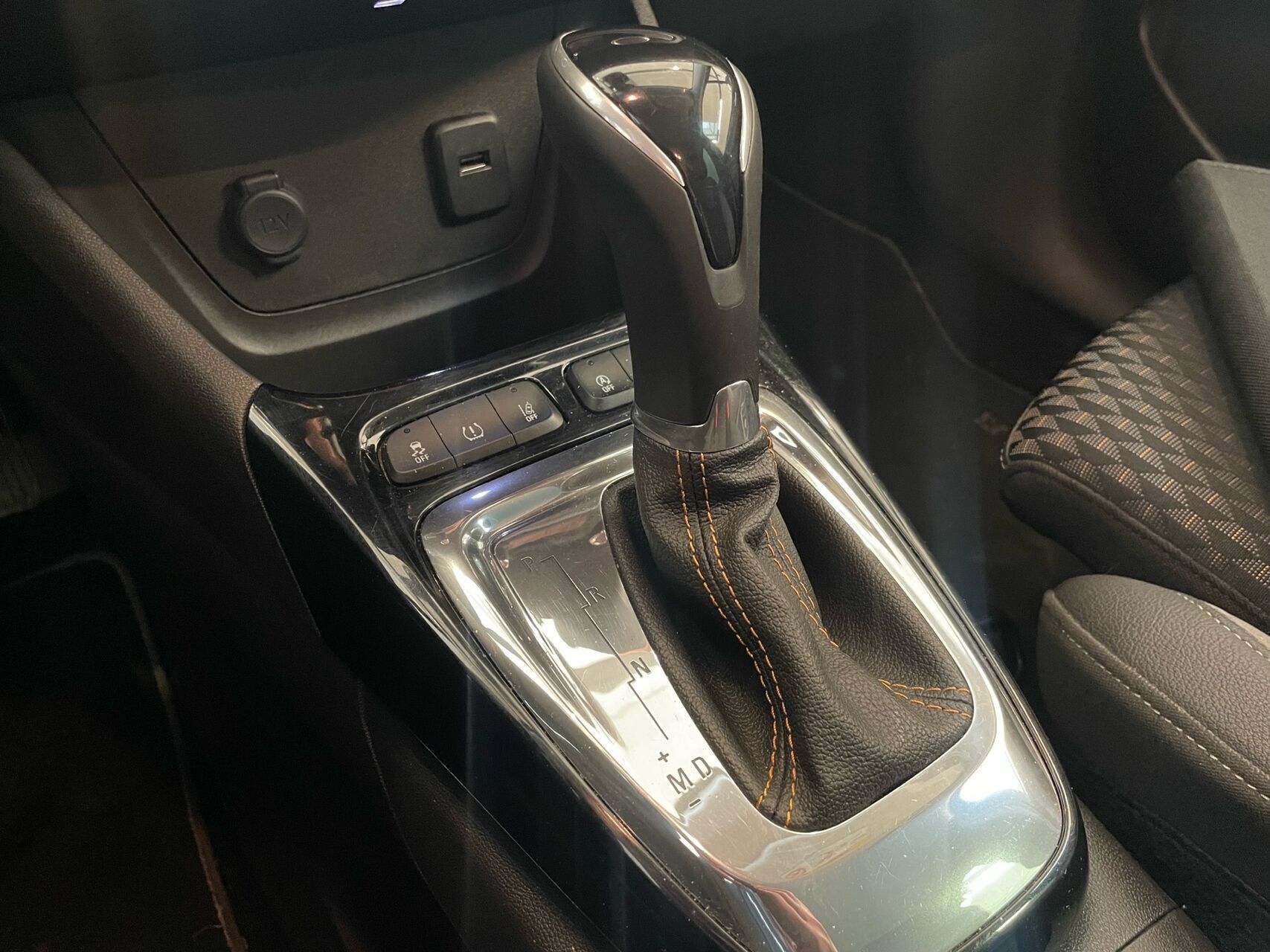 Grå Opel Crossland X fra 2019