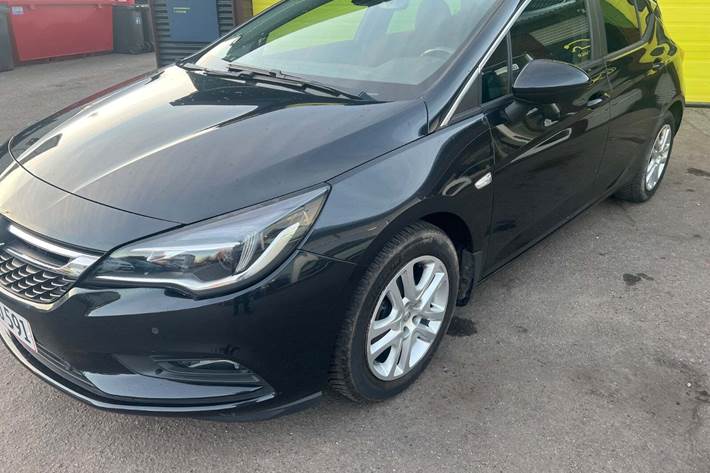 Sort Opel Astra fra 2016