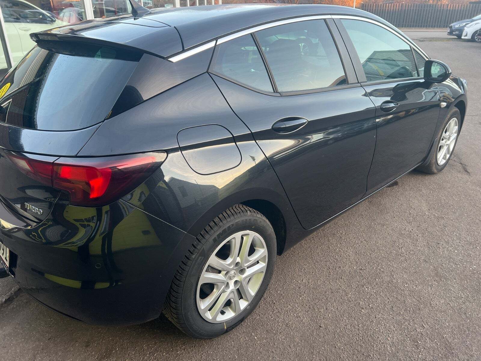 Sort Opel Astra fra 2016