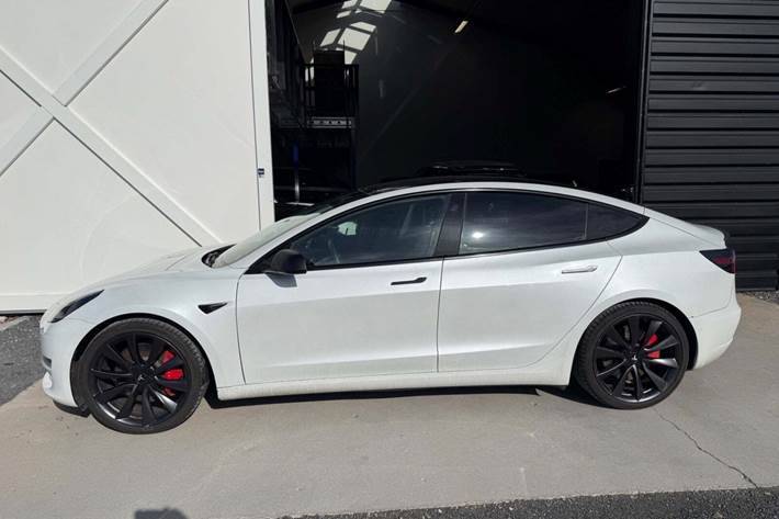 Hvid Tesla Model 3 fra 2020