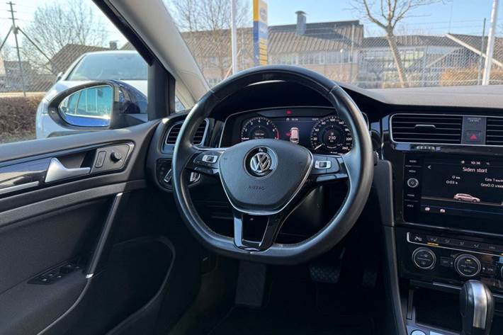 Blå VW Golf VII fra 2020