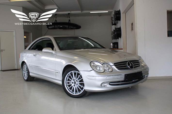 Sølv Mercedes CLK320 fra 2004 set udefra