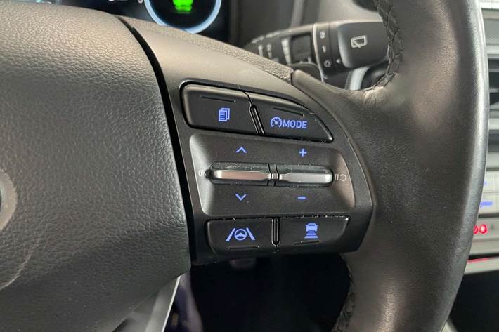 Blå Hyundai Kona fra 2022