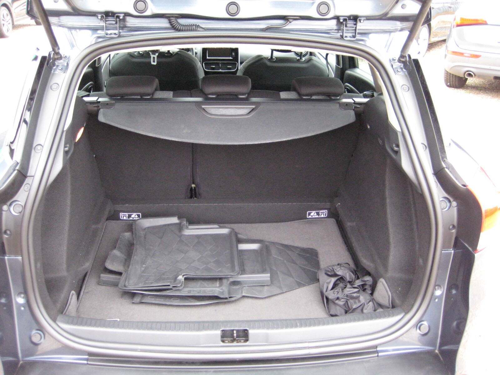 Grå Renault Clio IV fra 2019