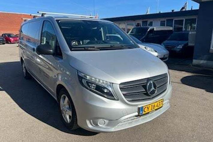 Sølv Mercedes Vito 116 fra 2020 set udefra