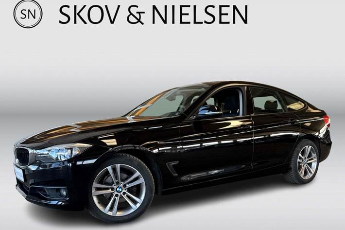 Sort BMW 320i fra 2014 set udefra