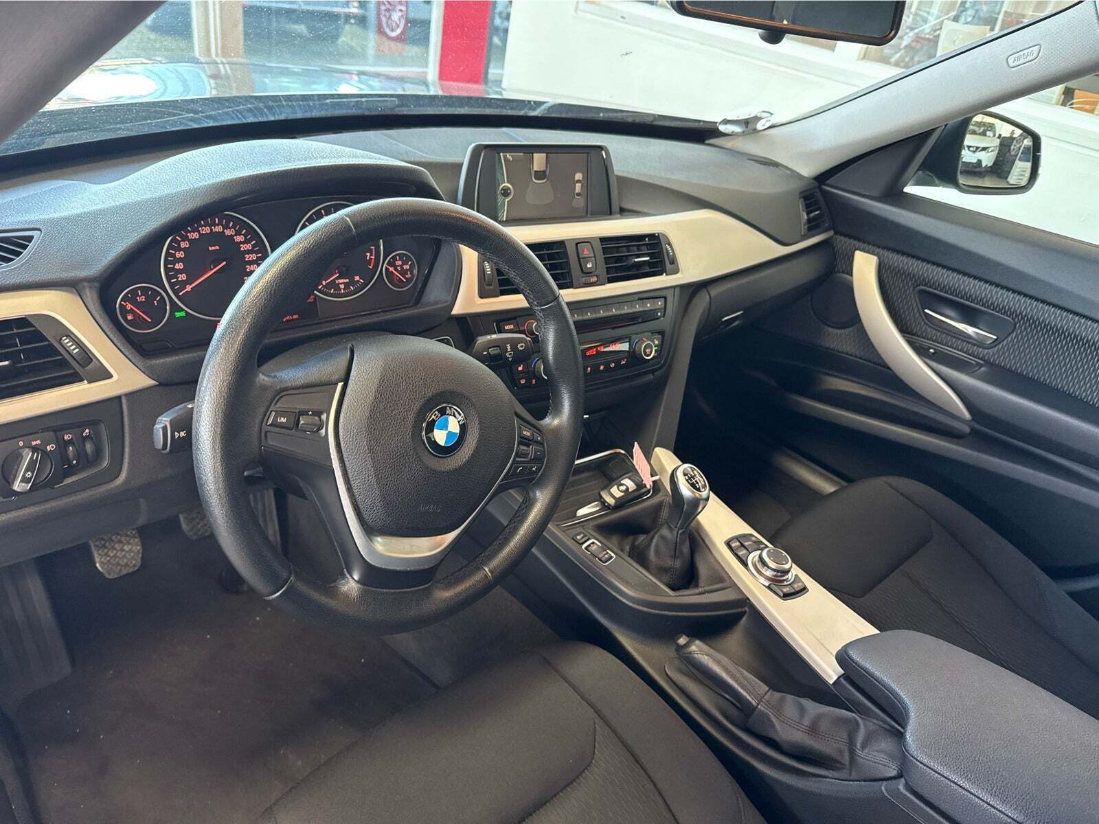 Sort BMW 320i fra 2014