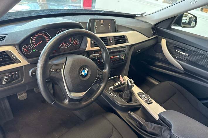 Sort BMW 320i fra 2014