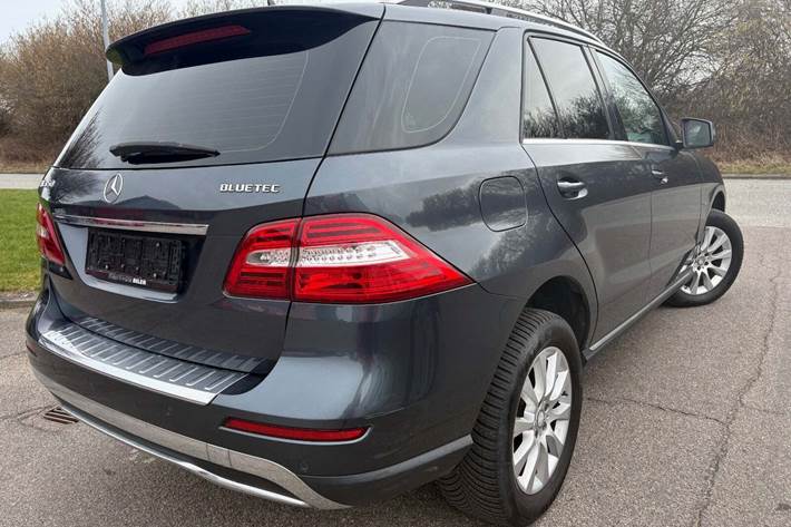 Grå Mercedes ML350 fra 2013
