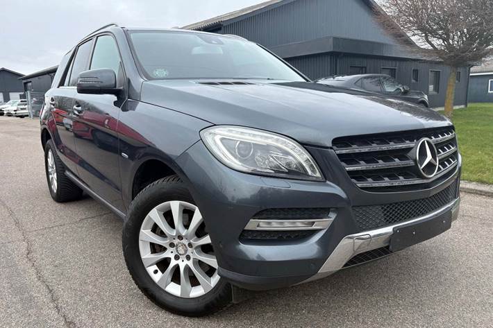 Grå Mercedes ML350 fra 2013 set udefra