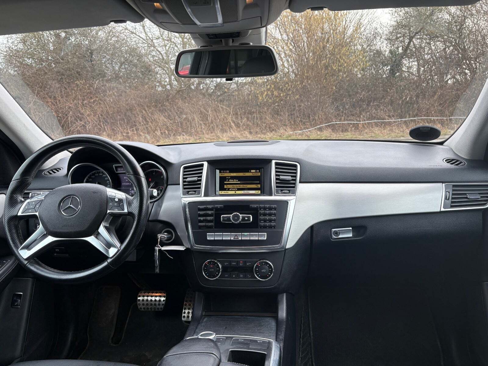 Grå Mercedes ML350 fra 2013