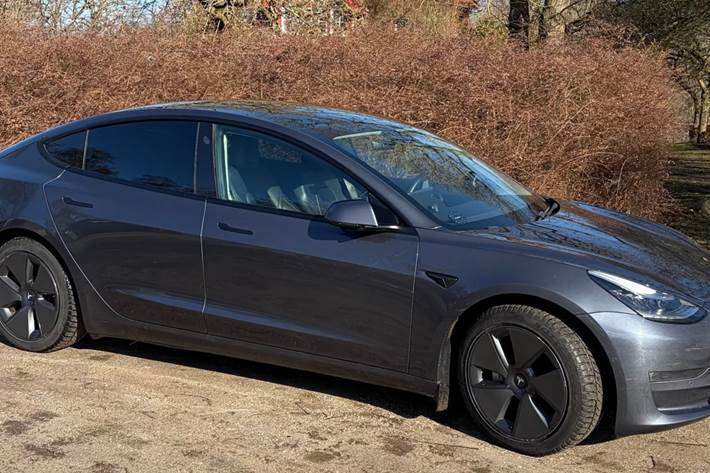 Grå Tesla Model 3 fra 2020