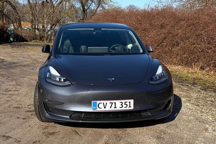 Grå Tesla Model 3 fra 2020