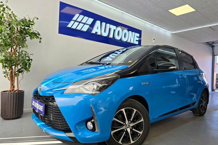 Blå Toyota Yaris fra 2019 set udefra