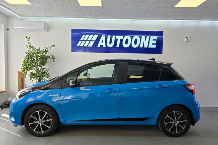Blå Toyota Yaris fra 2019