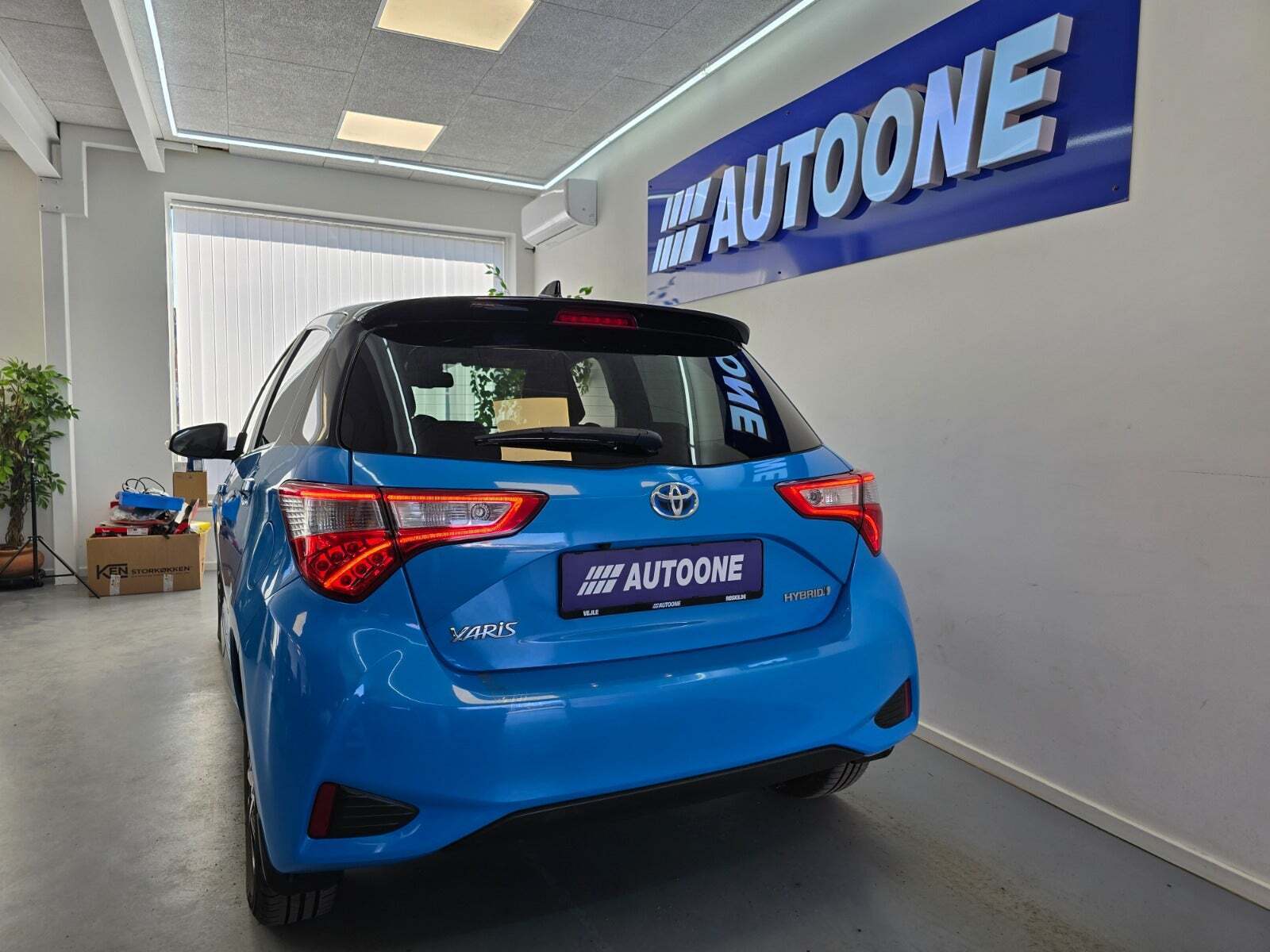 Blå Toyota Yaris fra 2019