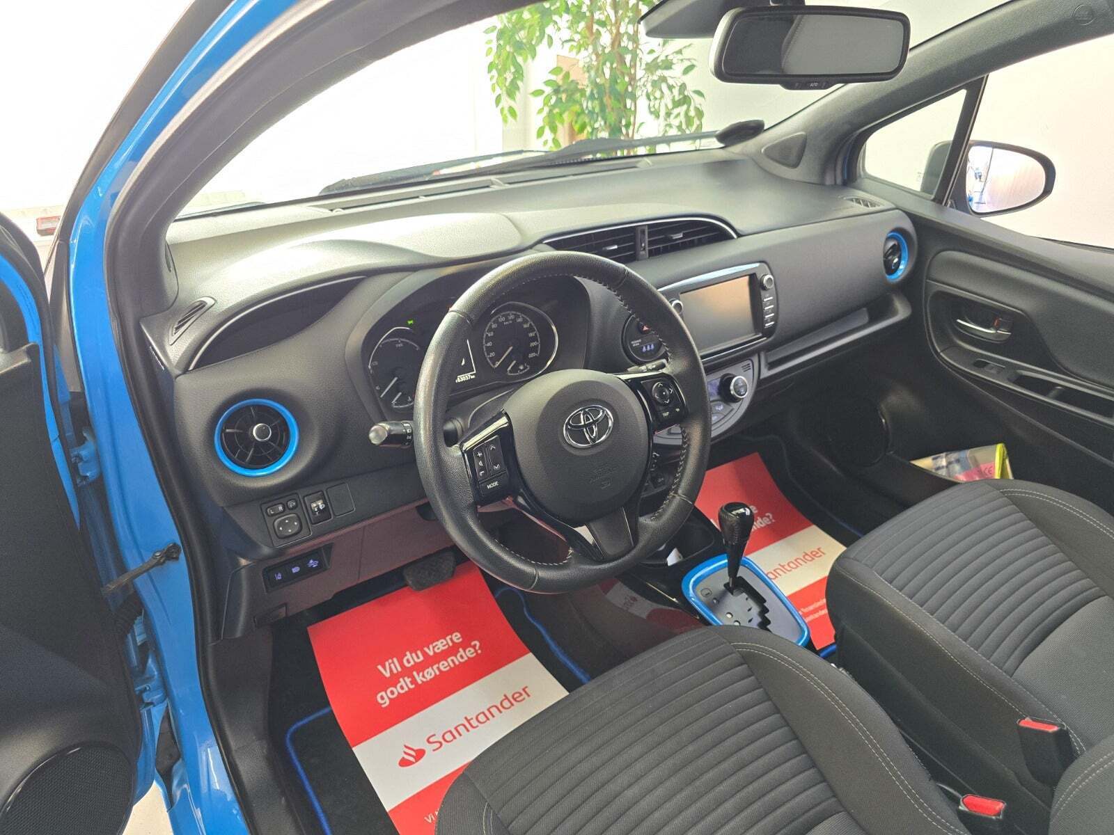 Blå Toyota Yaris fra 2019