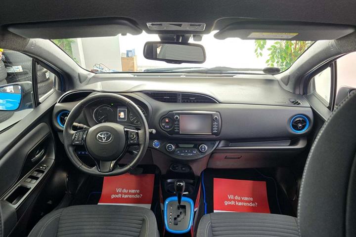 Blå Toyota Yaris fra 2019