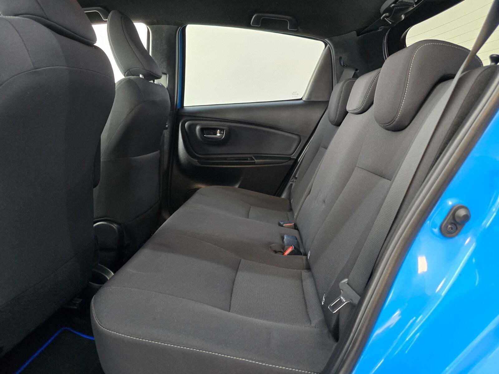 Blå Toyota Yaris fra 2019