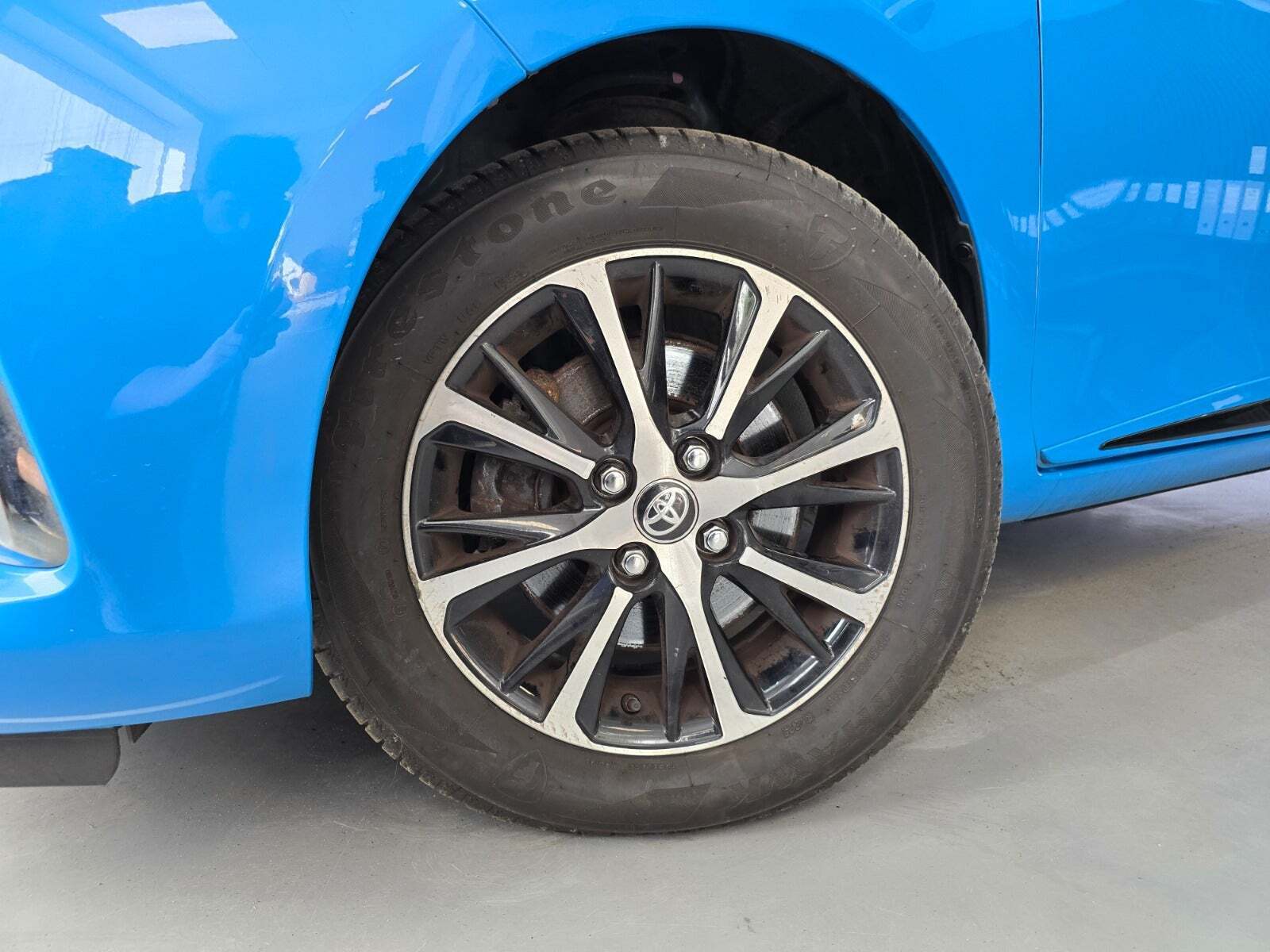 Blå Toyota Yaris fra 2019