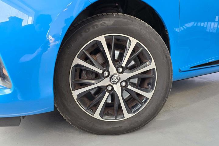Blå Toyota Yaris fra 2019