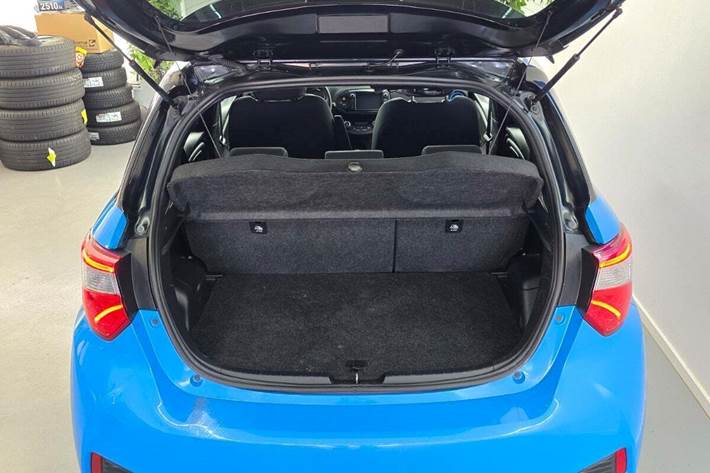 Blå Toyota Yaris fra 2019