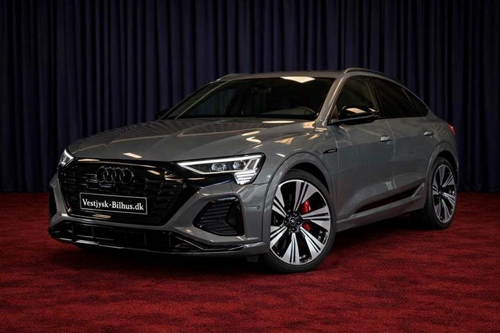 Grå Audi Q8 e-tron fra 2024 set udefra