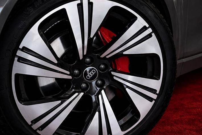 Grå Audi Q8 e-tron fra 2024