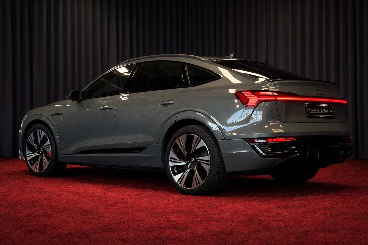 Grå Audi Q8 e-tron fra 2024