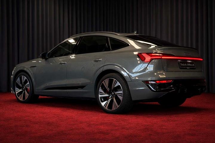 Grå Audi Q8 e-tron fra 2024